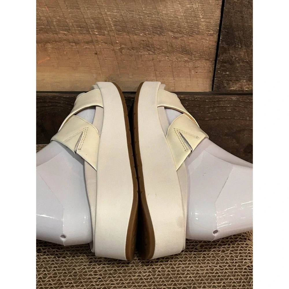 UGG‎ Cream Comfort Sandals Women's 6 Cushioned Sole NWOB